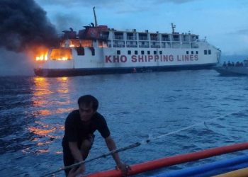 Filipinler’de feribot açık denizde alev aldı, yolcular kurtarıldı