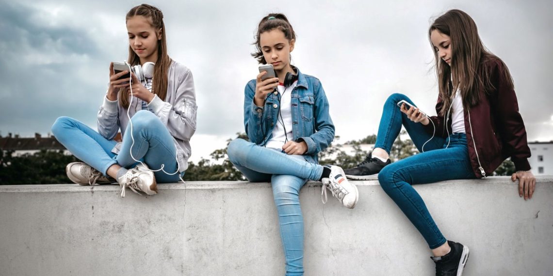 Fransa’da 15 yaş altına internet kısıtlaması maddeleşti