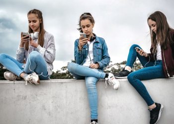 Fransa’da 15 yaş altına internet kısıtlaması maddeleşti