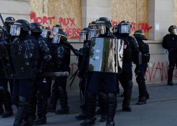 Fransa’da bıçaklı hücum: 4’ü çocuk 6 yaralı