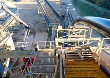 Fransa’da Lafarge’ın fabrikasını tahrip ettiği kuşkusuyla en az 15 kişi gözaltına alındı