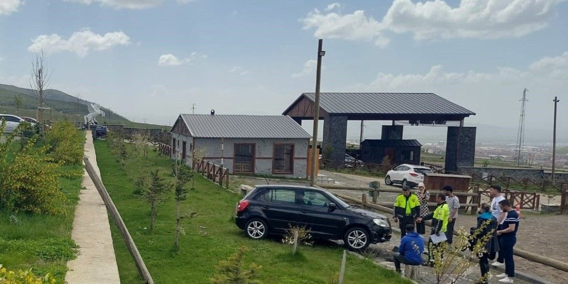 Fren yerine gaza bastınca duvardan aşağı düştü