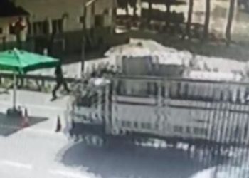 Freni boşalan kamyonet denetim noktasına daldı: 2 polis mevtten döndü