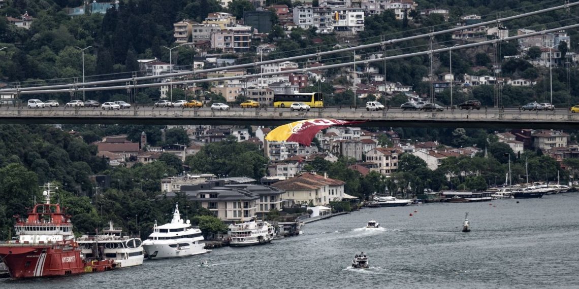 Galatasaray bayrakları köprülere asıldı