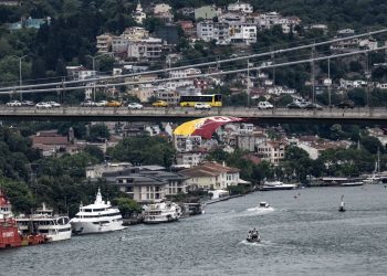 Galatasaray bayrakları köprülere asıldı