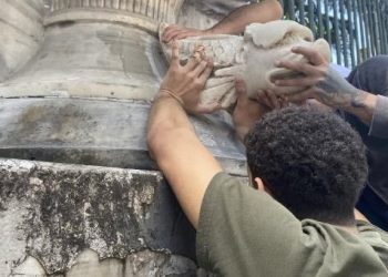 Galatasaray Lisesi’nin kapısında kaybolan yılan heykelinin yerine kopyası yerleştirildi