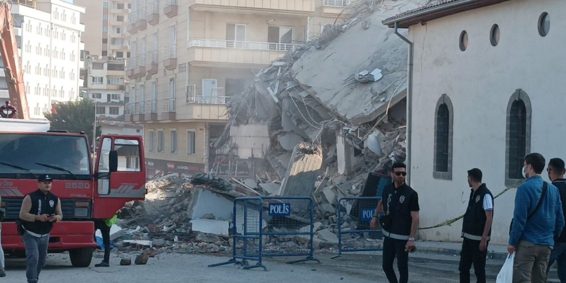 Gaziantep’te hasarlı bina yıkım sırasında çöktü
