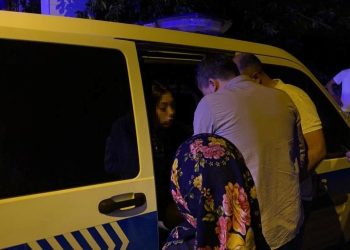 Genç kız dehşet saçtı: Önüne geleni bıçakladı