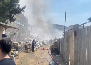 Geri dönüşüm tesisindeki yangın Marmaray seferlerini durdurdu