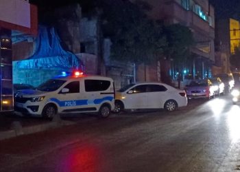 Hengameye müdahale etmek isteyen polis memuru pompalı tüfekle vuruldu