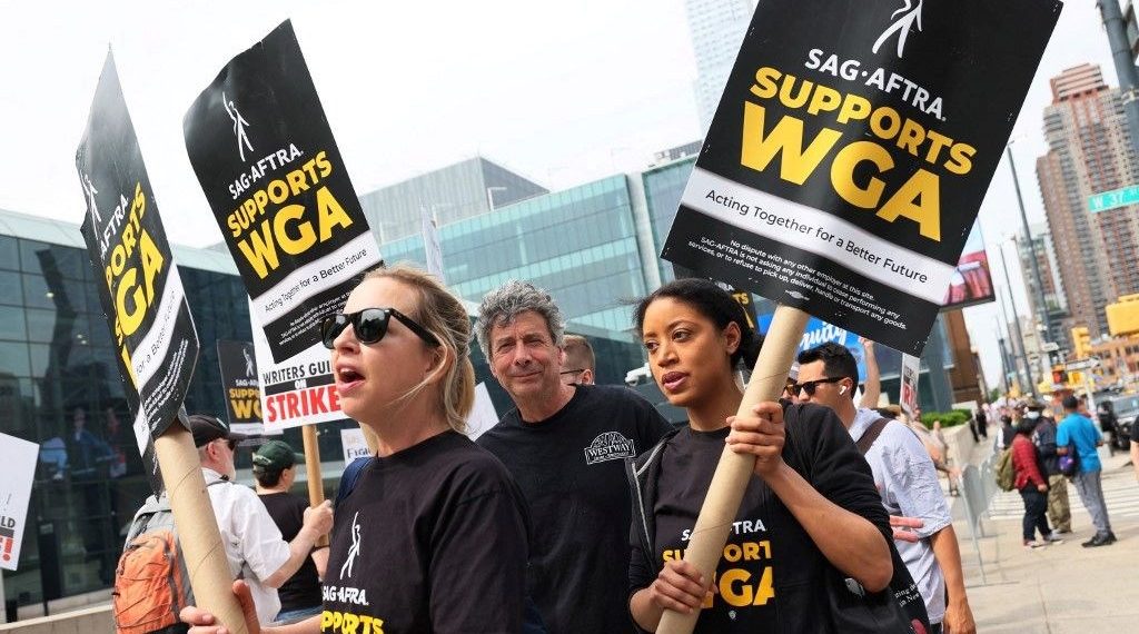 Hollywood’da grev yapan senaristler Los Angeles’ta protesto düzenledi