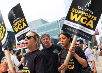 Hollywood’da grev yapan senaristler Los Angeles’ta protesto düzenledi