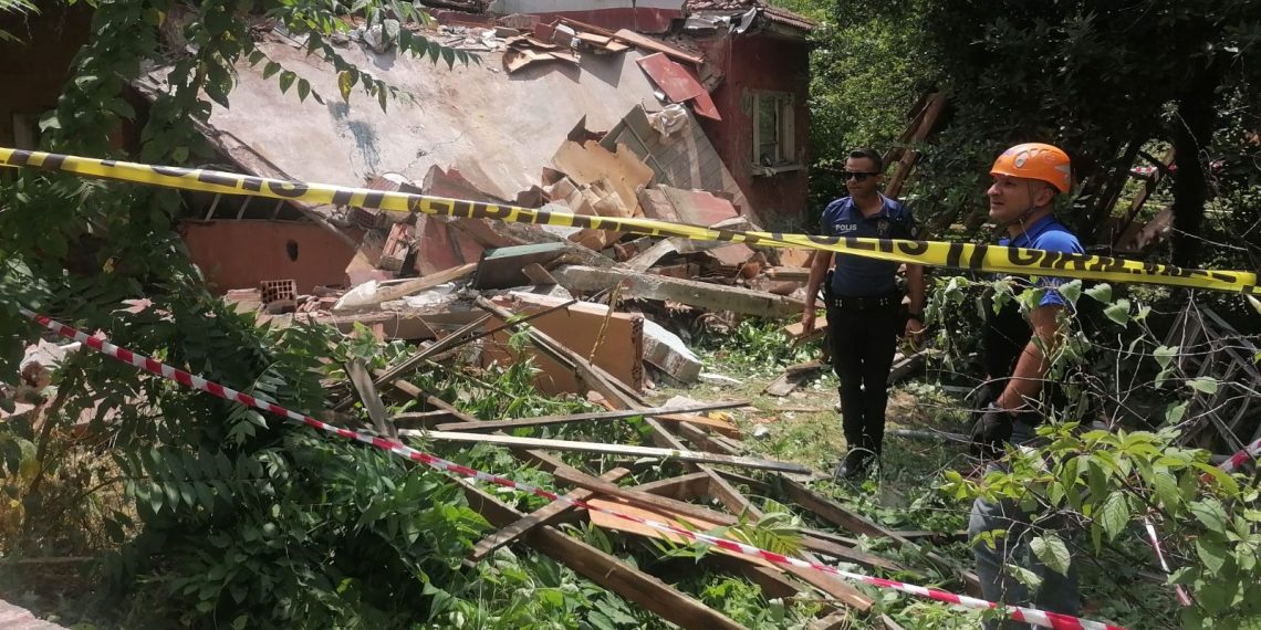 Hurda için girdikleri meskenin tavanı çöktü: 1’i çocuk 2 meyyit