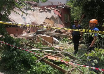 Hurda için girdikleri meskenin tavanı çöktü: 1’i çocuk 2 meyyit