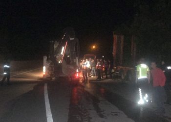 İş makineleri 100 metrelik uçuruma yuvarlandı