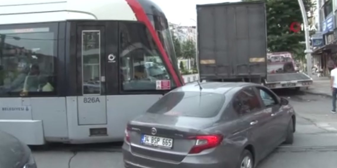 İstanbul’da tramvay kazası: Birtakım vatandaşlar hafif sıyrıklar aldı
