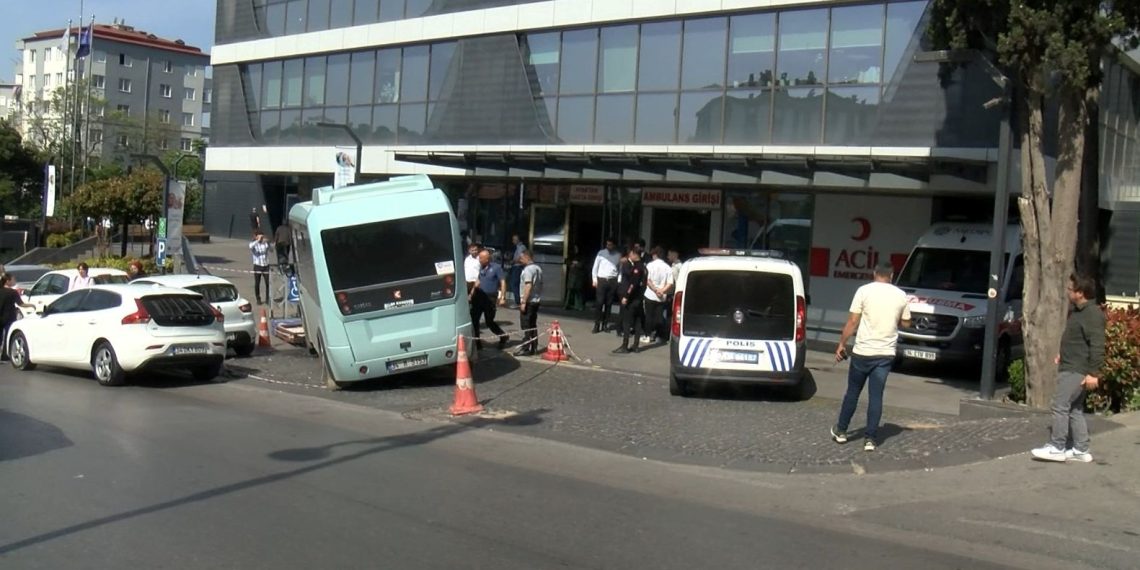 İstanbul’da yolcu minibüsü hastanenin bahçesine daldı