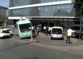 İstanbul’da yolcu minibüsü hastanenin bahçesine daldı