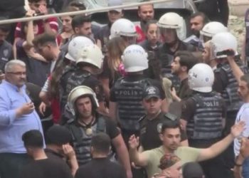 İstanbul’daki LGBT onur yürüyüşünde gözaltı