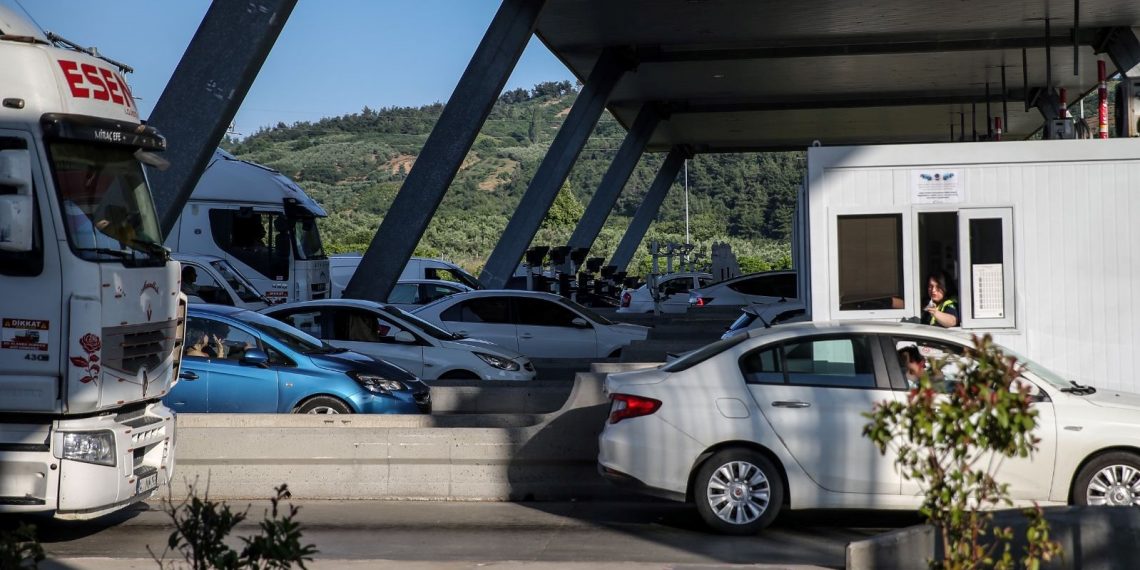 İzmir’de bayram yoğunluğu: 280 bin 713 araç girişi oldu