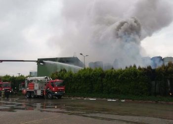 İzmir’de yıldırım düşen fabrikada yangın