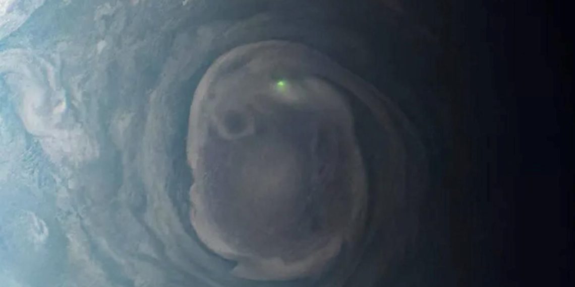 Jüpiter’deki şimşek parıltısının fotoğrafı çekildi