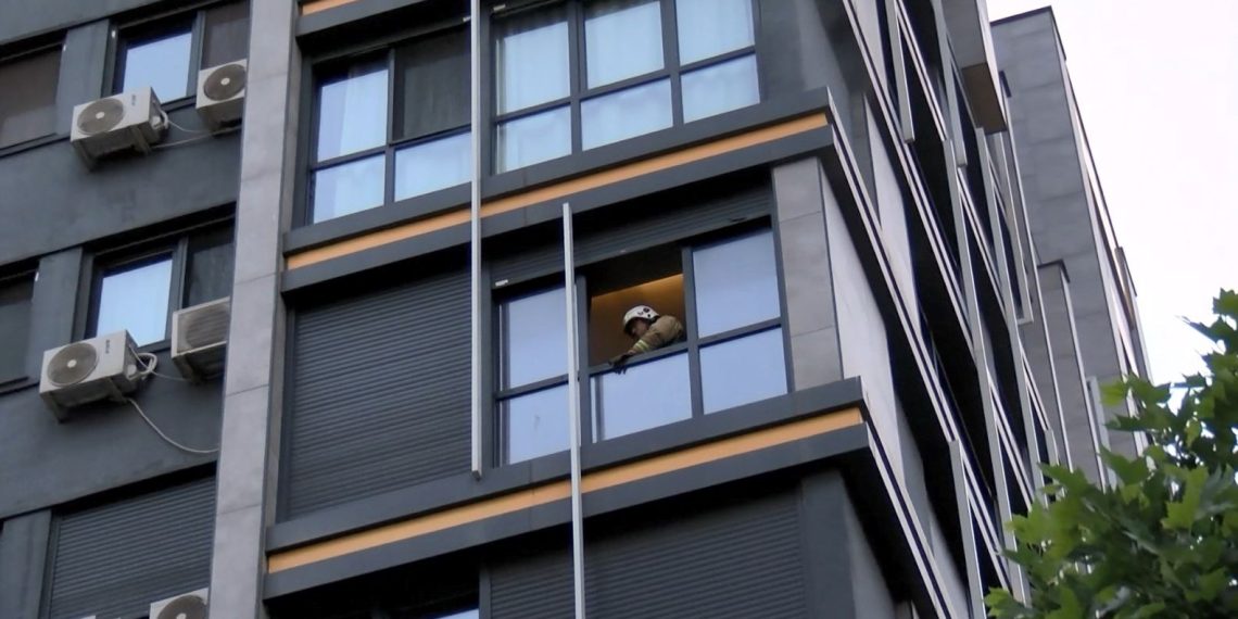 Kadıköy’de kendini kitlediği meskeni ateşe verdi