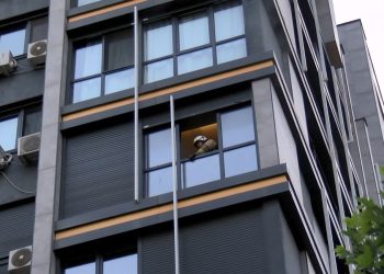 Kadıköy’de kendini kitlediği meskeni ateşe verdi