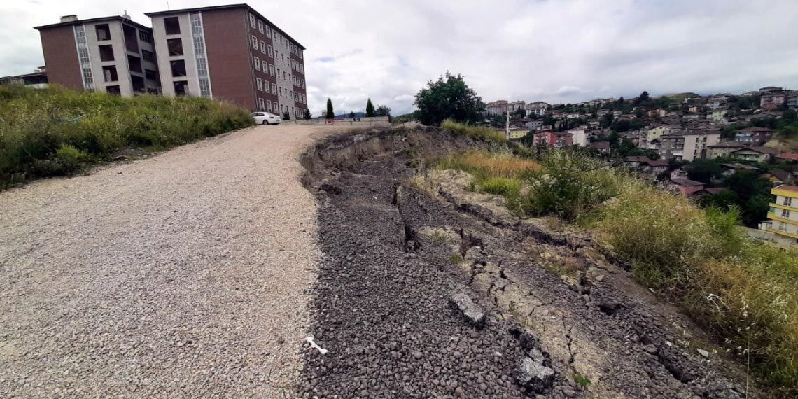 Karabük’te 2 okulun yakınında heyelan