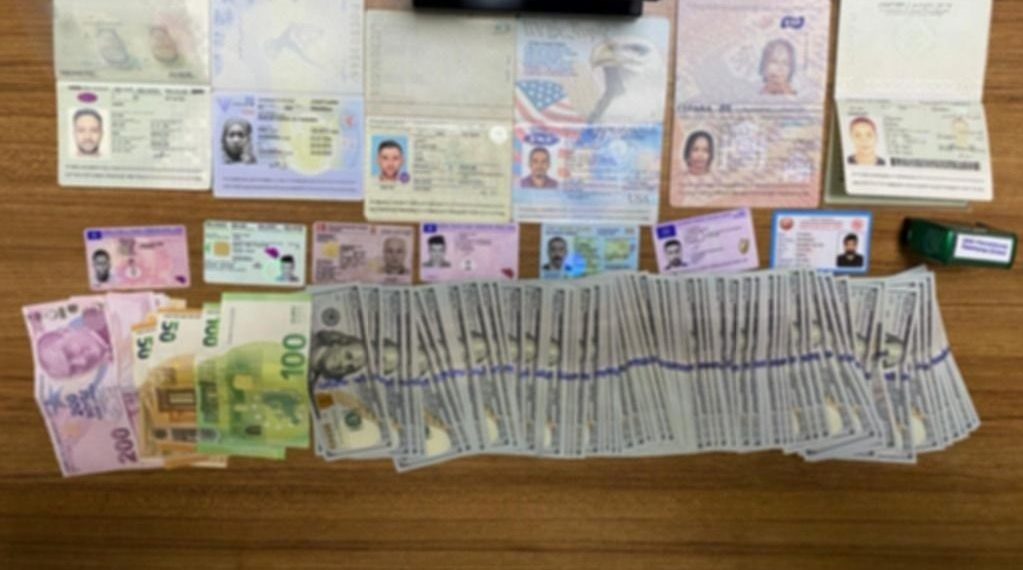 Kargo çalışanları şüphelendi, paketten uydurma pasaportlar çıktı