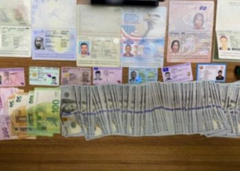 Kargo çalışanları şüphelendi, paketten uydurma pasaportlar çıktı