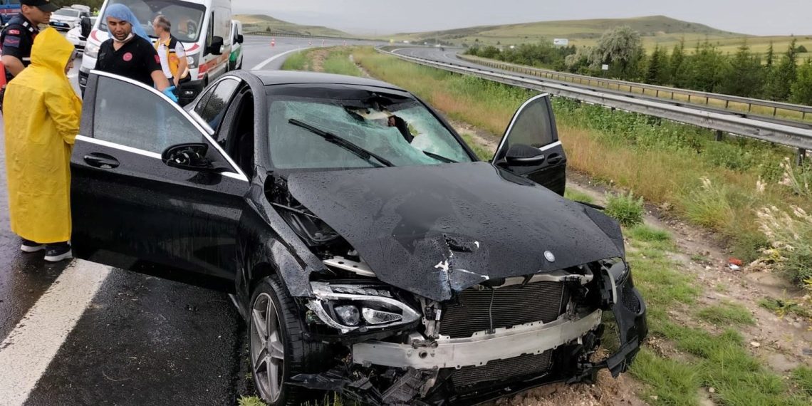 Karşı istikametten gelen aracın fırlattığı taş öldürdü