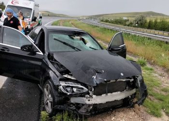 Karşı istikametten gelen aracın fırlattığı taş öldürdü