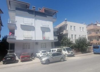 Karşılıklı iki daireyi tıpkı anda kiraladı: Birinde oturdu, başkasında uyuşturucu yetiştirdi