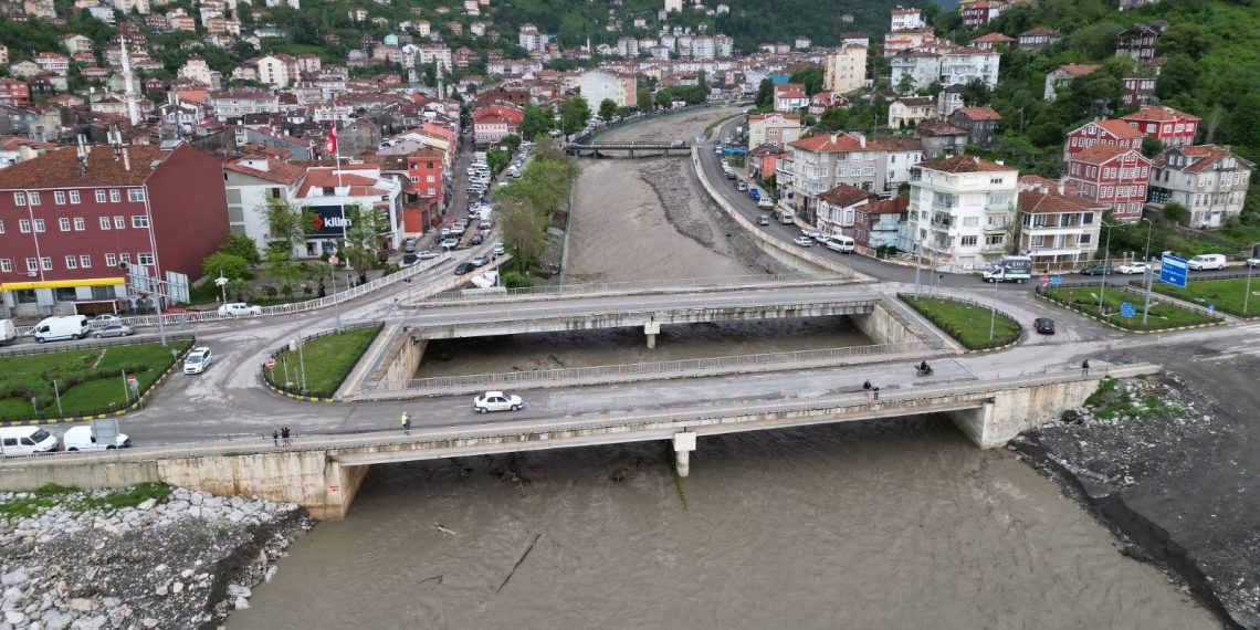 Kastamonu’da heyelan: 11 köyün irtibat yolu çöktü
