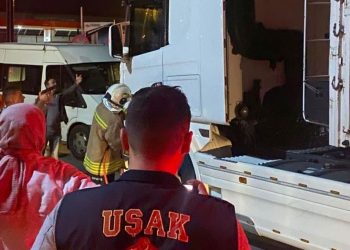 Kendisini araca kilitledi: Tır şoförü polise sıkıntı anlar yaşattı