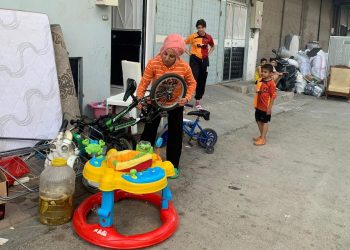 Kiracının eşyalarını sokağa atıp meskeni diğerine kiraladılar