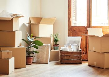 Kiraya verdiği meskende et ve balık pişirmeyi yasakladı