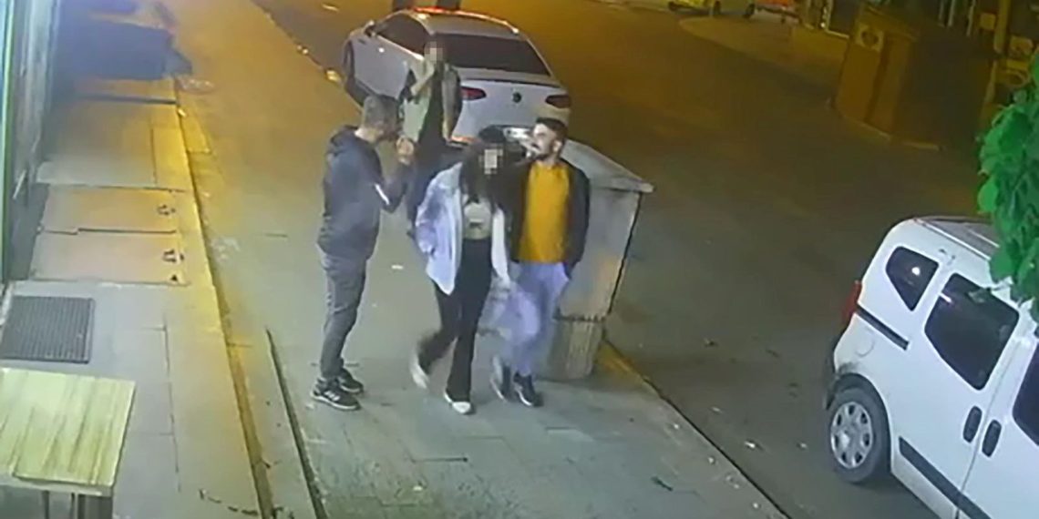 Kız arkadaşlarına laf atanı bıçaklayarak öldürdü