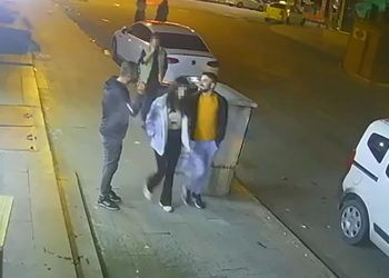 Kız arkadaşlarına laf atanı bıçaklayarak öldürdü