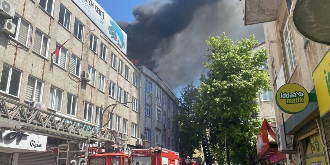 Kocaeli’de 4 katlı binada yangın