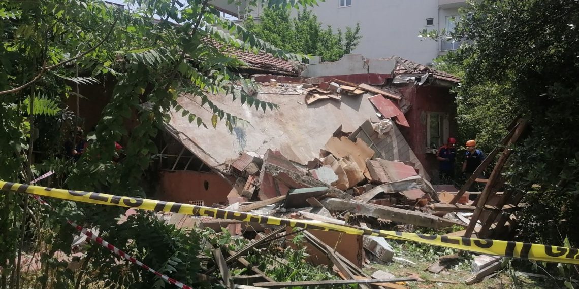Kocaeli’de konutun tavanı çöktü: 2 meyyit