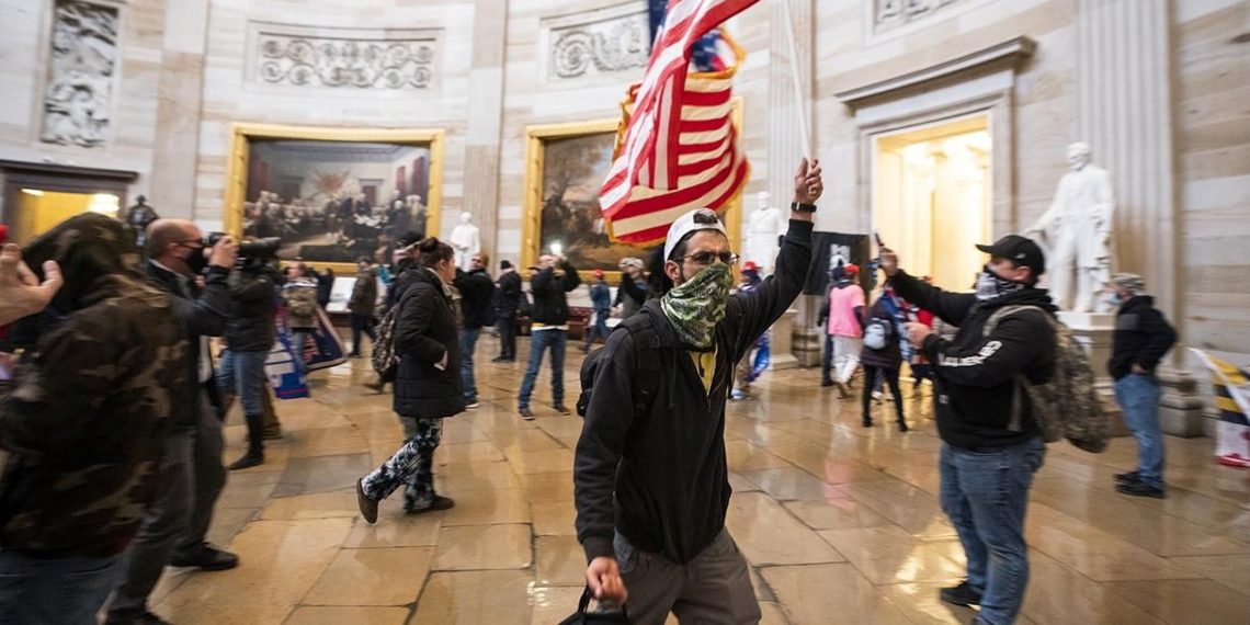 Kongre baskınında polisi vuran şahsa ceza