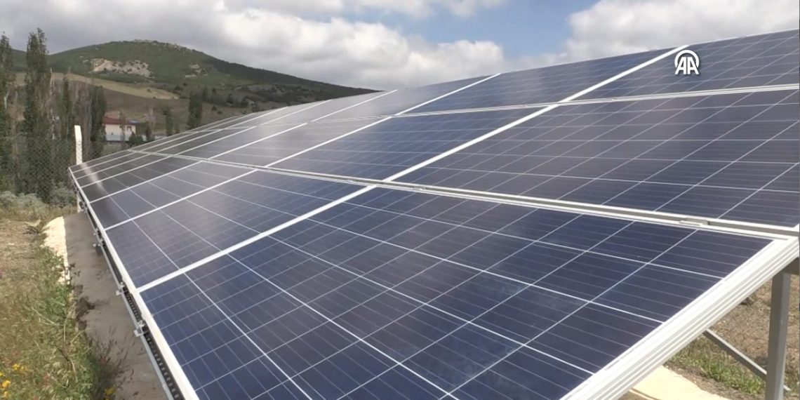 Köylüler, içme suyunu güneş gücüyle meskenlerine ulaştırıyor