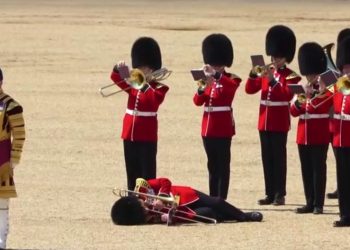 Kraliyet muhafızları provada bayıldı