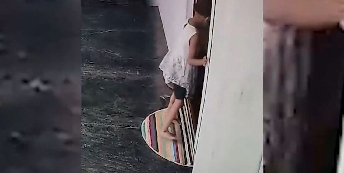 Küçük kızın konutunun kapısındaki yılandan son anda kurtulduğu anlar…