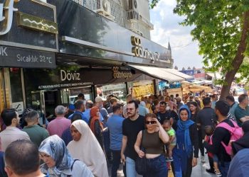 Kurban Bayramı için döviz bozdurmak isteyen vatandaşlar kuyruk oluşturdu