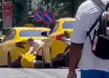 Laleli’de taksiciler birbirine girdi