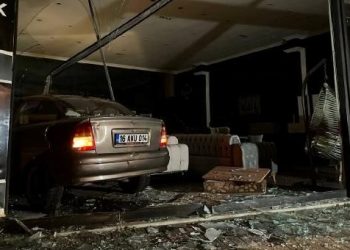 Lastiği patlayan araba mobilya mağazasına daldı