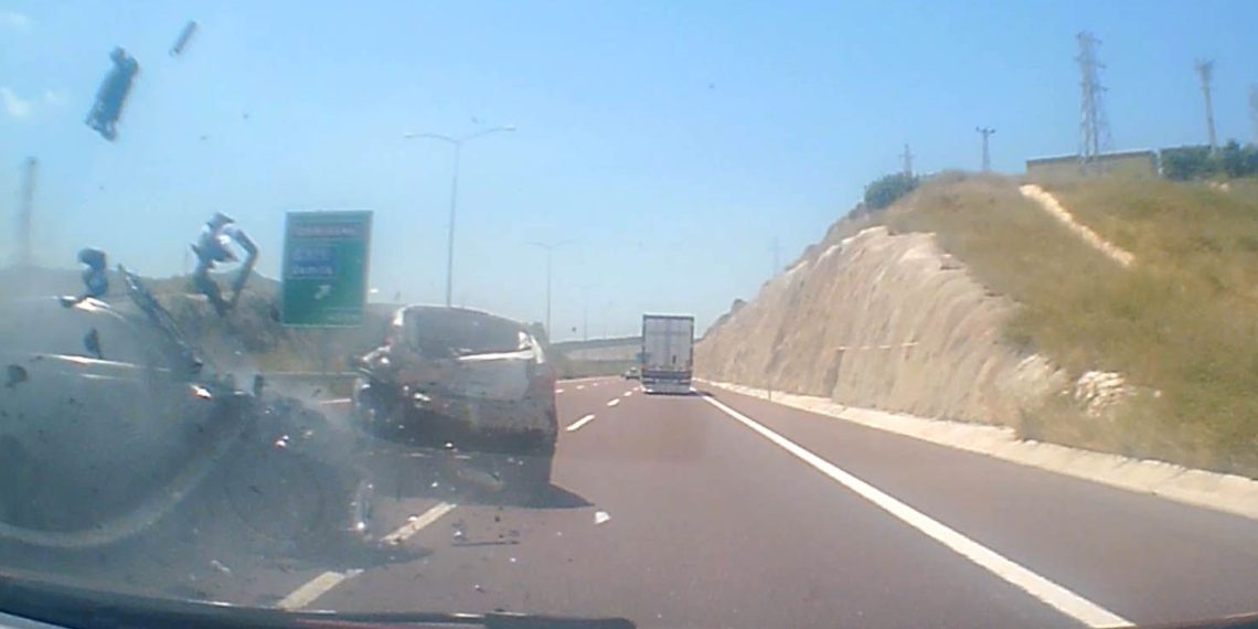 Makas atan şoför trafikte tehlike saçtı: 4 yaralı